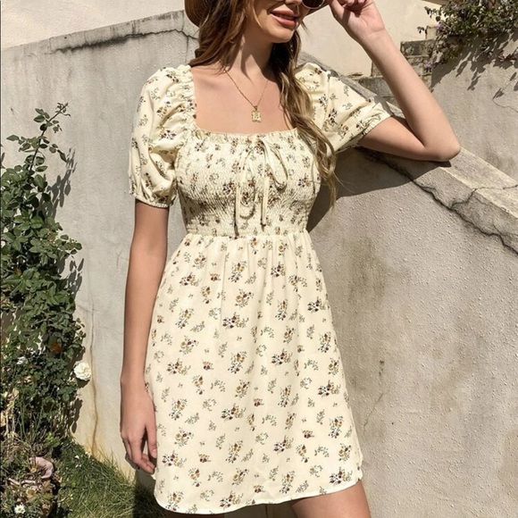 Dresses & Skirts - NWOT floral shirred mini flowy boho dress Medium